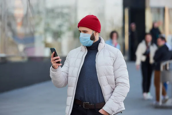 Mężczyzna Noszący Maskę Medyczną Aby Uniknąć Rozprzestrzeniania Się Koronawirusu Covid — Zdjęcie stockowe