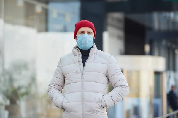 Hombre Caucásico Que Usa Una Mascarilla Médica Para Evitar Propagación — Foto de Stock