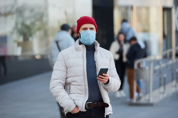 Ein Kaukasischer Mann Mit Medizinischer Gesichtsmaske Zur Vermeidung Der Ausbreitung — Stockfoto