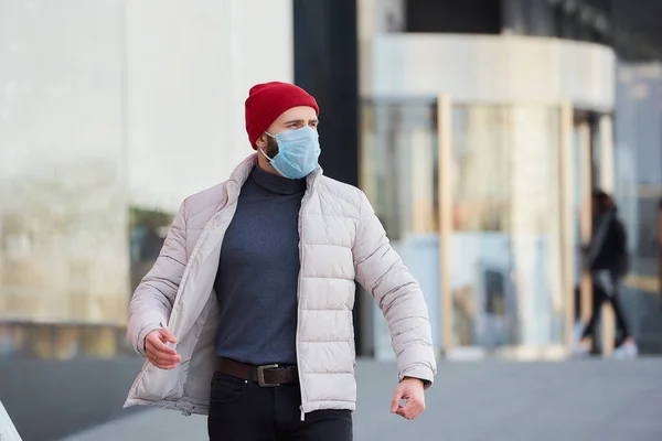 Hombre Caucásico Con Una Gorra Roja Que Lleva Una Mascarilla — Foto de Stock