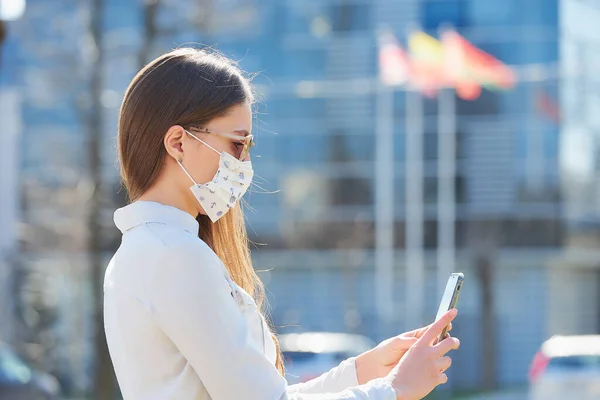 Kobieta Używająca Smartfona Nosi Medyczną Maskę Twarz Aby Uniknąć Rozprzestrzeniania — Zdjęcie stockowe