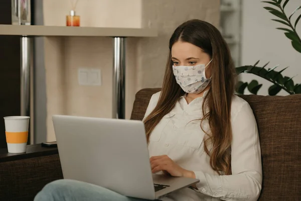 의료용 마스크를 코로나 바이러스가 퍼지는 피하기 자신의 노트북에서 원격으로 작업을 — 스톡 사진