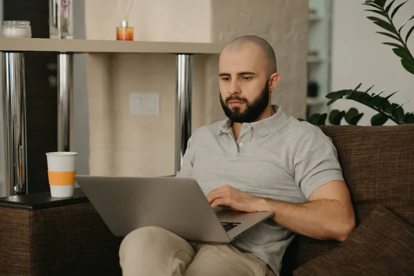 Fernbedienung Ein Mann Arbeitet Aus Der Ferne Seinem Laptop Ein — Stockfoto