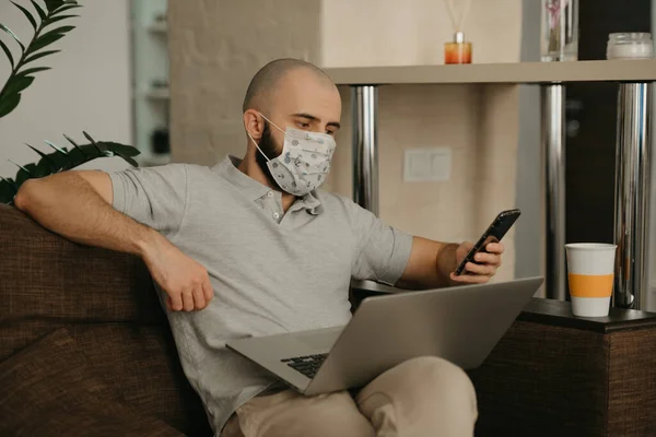 Fernbedienung Mann Mit Medizinischer Gesichtsmaske Arbeitet Während Der Quarantäne Ferngesteuert — Stockfoto