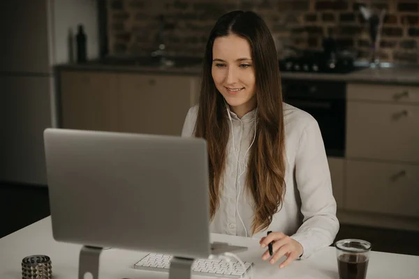 Travail Distance Une Femme Brune Caucasienne Avec Des Écouteurs Travaillant — Photo