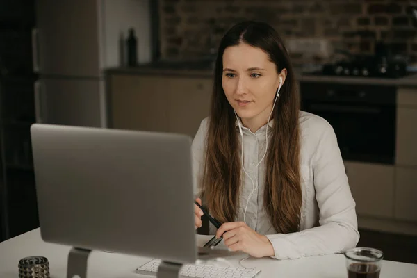 Travail Distance Une Femme Brune Caucasienne Avec Des Écouteurs Travaillant — Photo