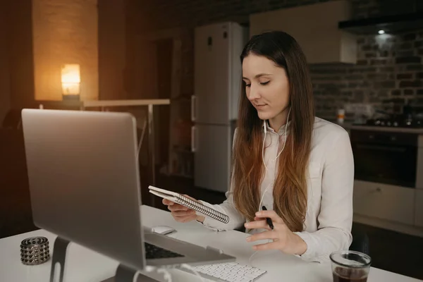 Távoli Munka Egy Fehér Fülhallgatóval Laptopján Egy Fehér Inges Lány — Stock Fotó