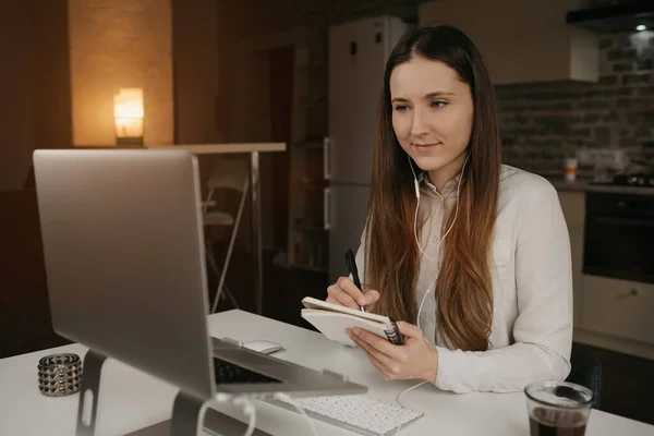 Lavoro Distanza Una Donna Caucasica Con Cuffie Che Lavora Distanza — Foto Stock