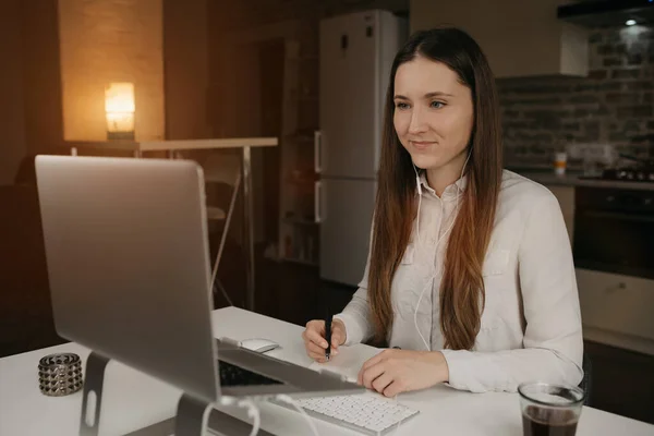 Lavoro Distanza Una Donna Caucasica Con Cuffie Che Lavora Distanza — Foto Stock