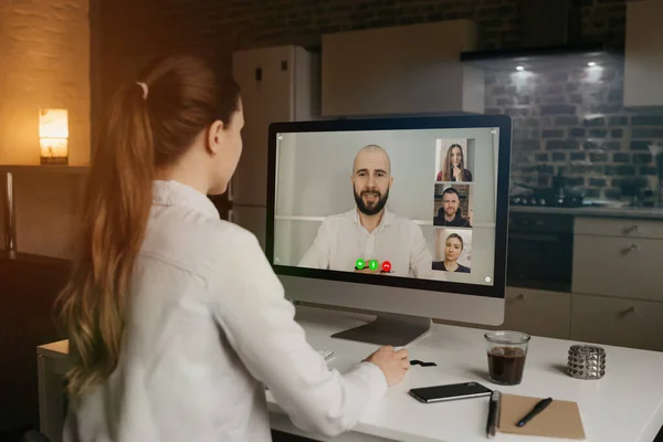 Vue Arrière Femme Travaillant Distance Parlant Ses Collègues Des Affaires — Photo