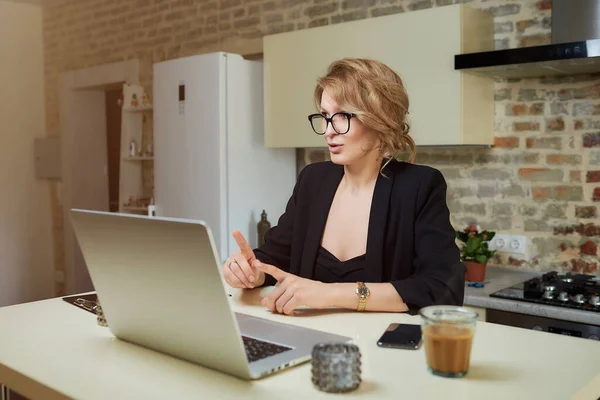 Une Jeune Femme Lunettes Travaille Distance Sur Ordinateur Portable Dans — Photo