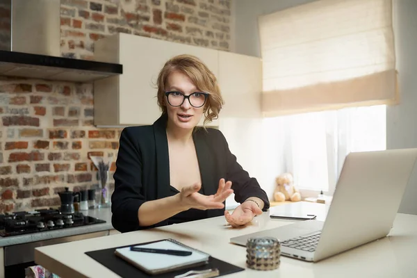 Une Jeune Femme Lunettes Travaille Distance Sur Ordinateur Portable Dans — Photo