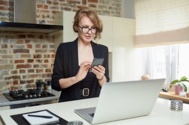 Gözlüklü sarışın bir kadın mutfağında uzaktan çalışıyor. Ciddi bir kız evde akıllı telefonuyla internetten haberlere bakıyor. Uzak öğrencilerine mesaj atan bir öğretmen..