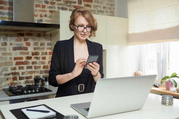 Une Blonde Lunettes Travaille Distance Dans Cuisine Une Fille Sérieuse — Photo