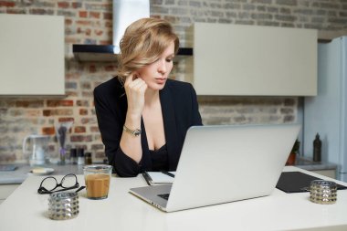 Genç bir kadın mutfaktaki dizüstü bilgisayarda çalışıyor. Sarışın bir kız evdeki bir video konferansında iş arkadaşının raporunu dinliyordu. Bir bayan öğretmen çevrimiçi bir konferansa hazırlanıyor..