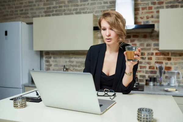 Woman Works Remotely Laptop Her Kitchen Girl Discusses Her Colleagues — Stock Photo, Image