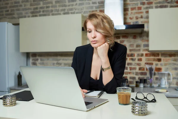 Egy Fiatal Távirányítással Dolgozik Egy Laptopon Egy Konyhában Egy Elbűvölő — Stock Fotó