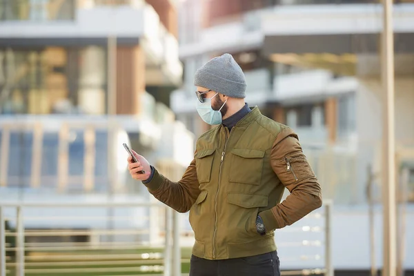 Ein Mann Mit Medizinischer Gesichtsmaske Der Ausbreitung Des Coronavirus Entgehen — Stockfoto