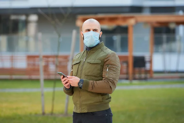 Hombre Calvo Con Una Máscara Facial Médica Para Evitar Propagación —  Fotos de Stock