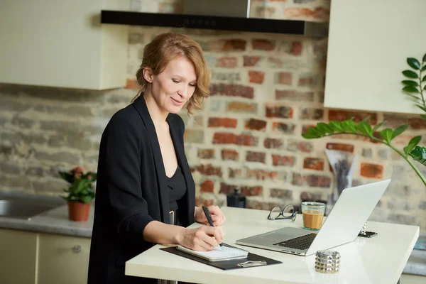 Uma Jovem Trabalha Remotamente Laptop Sua Cozinha Uma Mulher Chefe — Fotografia de Stock