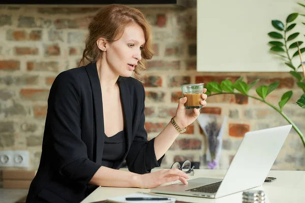 Une Jeune Femme Travaillant Distance Dans Cuisine Une Femme Patronne — Photo