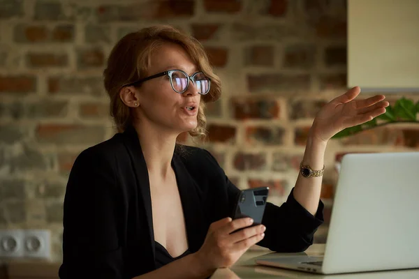 Una Donna Occhiali Che Lavora Distanza Con Uno Smartphone Computer — Foto Stock
