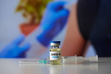 Coronavirus 'a karşı yepyeni bir aşı. Covid-19 aşısı hastanedeki şırınganın yanındaki masada. Antiviral ilaç..
