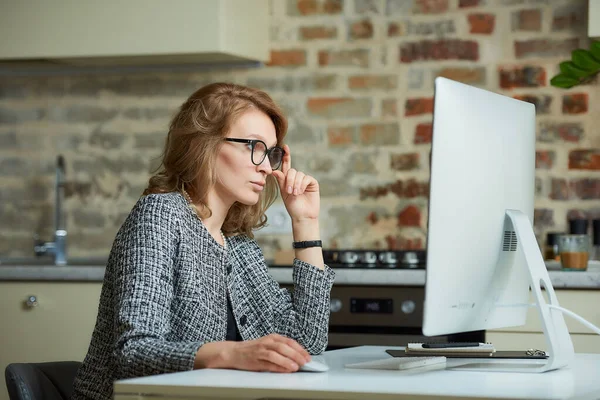 Una Donna Con Gli Occhiali Lavora Remoto Computer Desktop Nel — Foto Stock