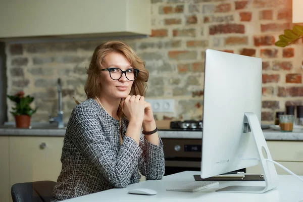 Una Donna Con Gli Occhiali Lavora Remoto Computer Desktop Nel — Foto Stock