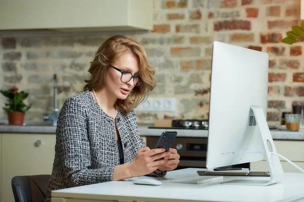 Uma Jovem Mulher Óculos Trabalha Remotamente Computador Mesa Seu Estúdio — Fotografia de Stock