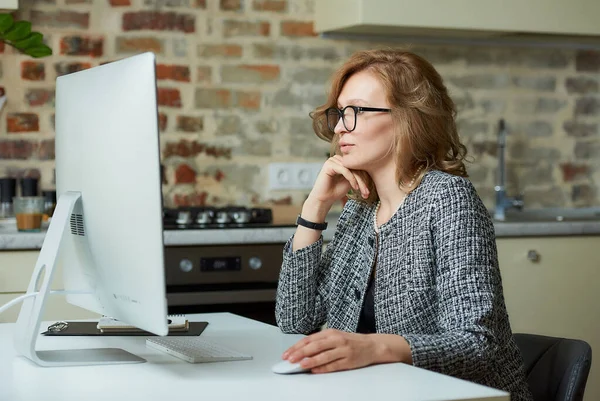 Gözlüklü Bir Kadın Stüdyosundaki Masaüstü Bilgisayarında Çalışıyor Kadın Bir Patron — Stok fotoğraf