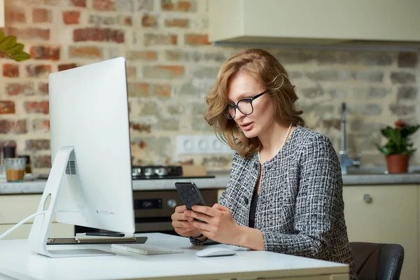 Gözlüklü Genç Bir Kadın Stüdyosundaki Masaüstü Bilgisayarında Çalışıyor Kadın Bir — Stok fotoğraf