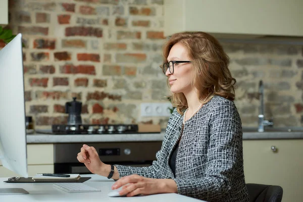 Une Femme Lunettes Travaille Distance Sur Ordinateur Bureau Dans Son — Photo