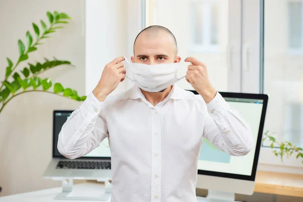 Muž Bílé Košili Svléká Lékařskou Masku Obličeje Proti Koronaviru Covid — Stock fotografie