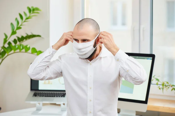 Muž Plnovousem Košili Nasazující Lékařskou Masku Obličeje Proti Koronaviru Covid — Stock fotografie