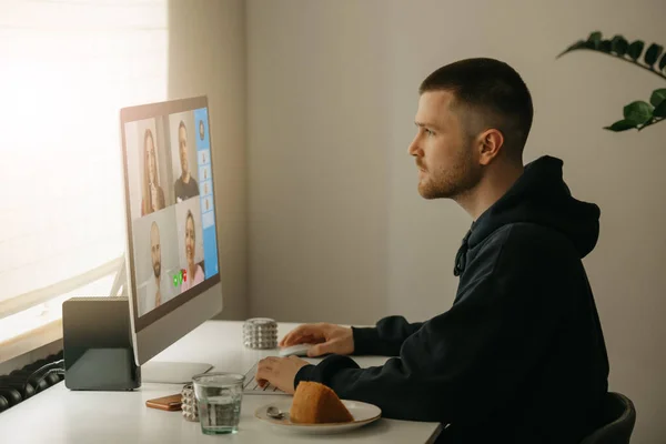Ein Kollege arbeitet intensiv von zu Hause aus an einem Online-Briefing. — Stockfoto