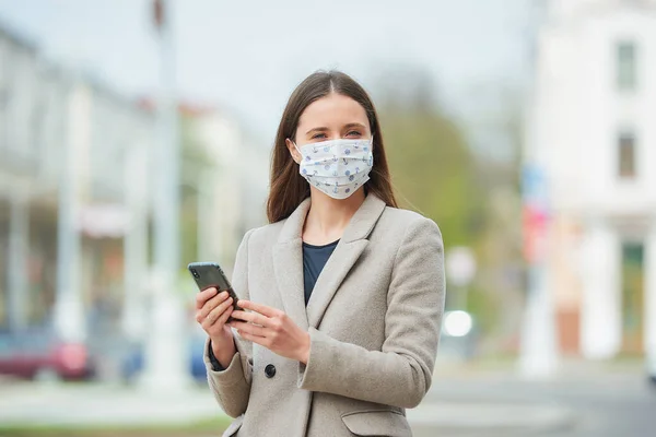 Una Chica Con Pelo Largo Una Mascarilla Médica Para Evitar —  Fotos de Stock