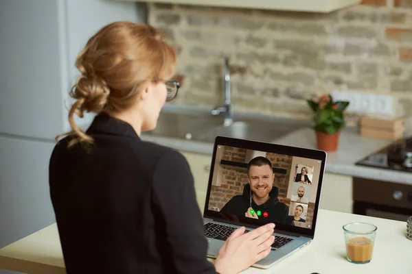 Bilgisayarda bir video konferansı sırasında iş arkadaşlarıyla konuşan bir iş kadınının geçmişe bakış. Kadın bir patron, çalışanlarıyla evde online bir iş brifinginde görüntülü konuşma yapar..