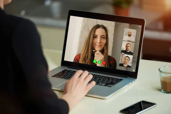 여성의 노트북 화면을 있습니다 상사가 그녀의 스튜디오에 컴퓨터로 온라인 브리핑을 — 스톡 사진
