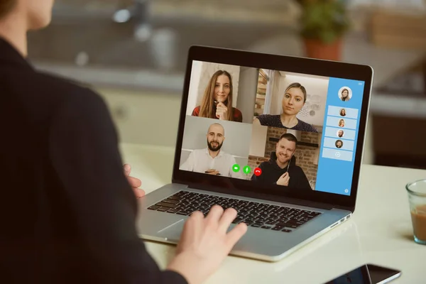 Laptop Screen View Woman Shoulder Girl Listening Reports Colleagues Online — Stock Photo, Image