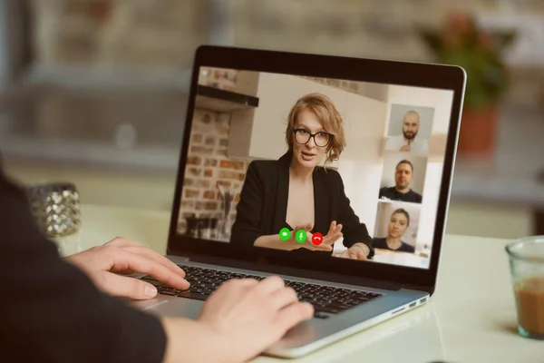 Bir kadının omzunda dizüstü bilgisayar görüntüsü. Patron olarak dinleyen bir kız stüdyosundaki bir bilgisayarla ilgili online brifing veriyor. Bir öğrenci çevrimiçi bir konferansta bayan profesörü dinliyor..