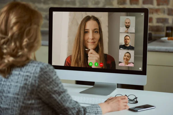 Uma Tela Computador Desktop Vista Sobre Ombro Uma Mulher Chefe — Fotografia de Stock