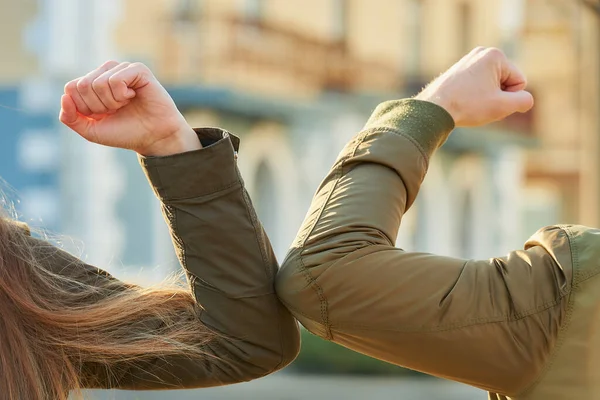 Saluto Gomito Evitare Diffusione Del Coronavirus Covid Uomo Una Donna — Foto Stock