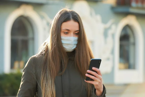 Žena Používající Smartphone Nosí Masku Obličej Aby Vyhnula Šíření Koronaviru — Stock fotografie
