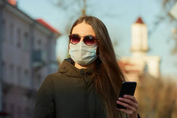 Kobieta Nosząca Maskę Medyczną Uniknąć Rozprzestrzeniania Się Koronawirusu Ulicy Zachodzie — Zdjęcie stockowe