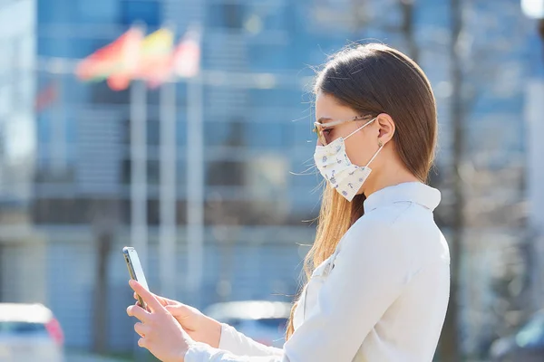 Kobieta Używająca Smartfona Nosi Medyczną Maskę Twarz Aby Uniknąć Rozprzestrzeniania — Zdjęcie stockowe