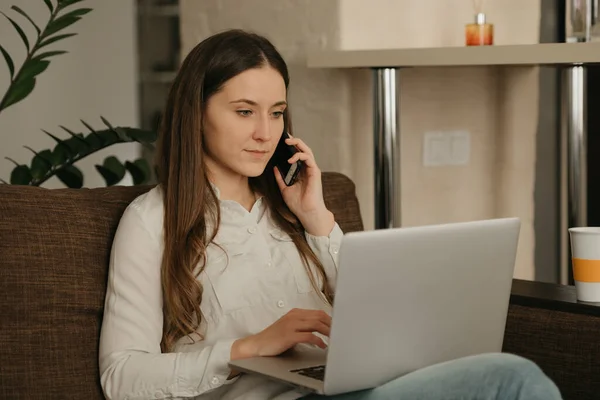 Lavoro Distanza Una Donna Caucasica Che Studia Distanza Sul Suo — Foto Stock