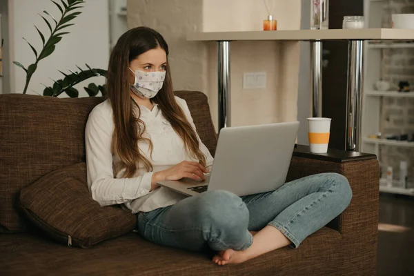 Fernbedienung Frau Mit Medizinischer Gesichtsmaske Beim Fernstudium Auf Ihrem Laptop — Stockfoto