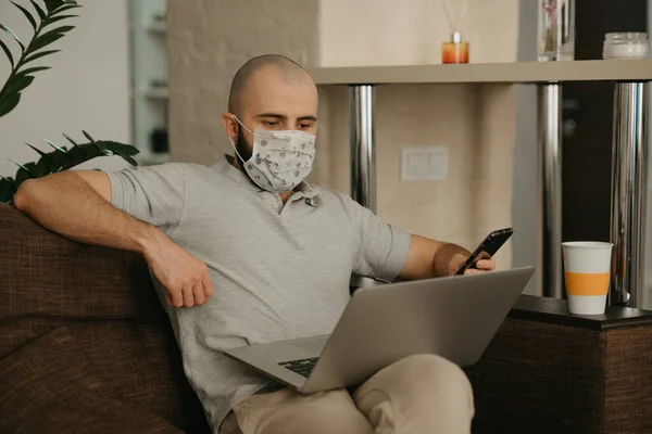 Fernbedienung Ein Mann Mit Medizinischer Gesichtsmaske Arbeitet Während Der Quarantäne — Stockfoto