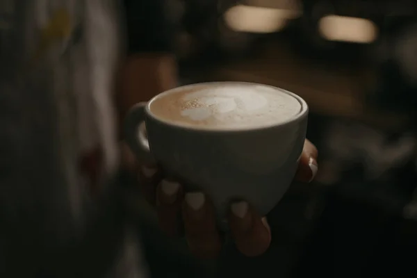 Eine Barista Hält Einem Café Eine Tasse Heißen Latte Der — Stockfoto